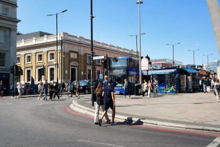 Foto de Londres, Inglaterra, Reino Unido - 4 de junio de 2023: Londres City y el tráfico en Sunny Day - Imagen libre de derechos