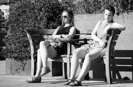 Téléchargez les photos : Vue magnifique sur les gens profitent d'une journée chaude du 4 juin 2023 au bord de la Tamise du centre de Londres, Angleterre Royaume-Uni. La plupart des familles et des jeunes couples se promènent et apprécient leur temps - en image libre de droit