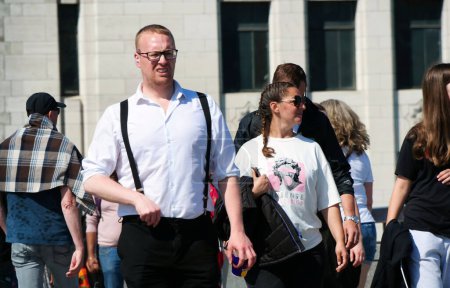 Foto de Hermosa vista de la gente está disfrutando del cálido día del 4 de junio de 2023 en el borde del río Támesis del centro de Londres, Inglaterra. La mayoría de las familias y parejas jóvenes están caminando y disfrutando de su tiempo - Imagen libre de derechos