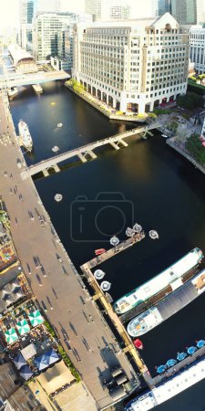 Téléchargez les photos : Vue panoramique à angle élevé des bâtiments de Canary Wharf au centre de Londres City of England Grande-Bretagne. La séquence a été capturée avec la caméra du drone à basse altitude le 08-juin-2023 lors de la journée chaude par temps clair. - en image libre de droit