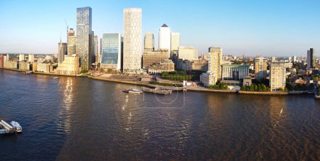 Foto de Vista panorámica en ángulo alto de los edificios Canary Wharf en el centro de Londres City of England Gran Bretaña. El metraje fue capturado con la cámara de Drone a baja altitud el 08-junio-2023 durante el cálido día de Clear Weather. - Imagen libre de derechos