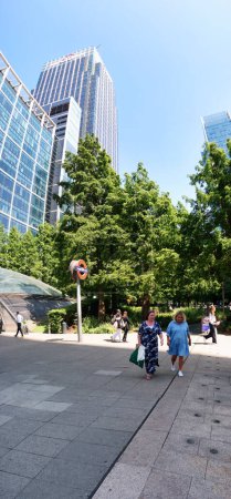 Téléchargez les photos : Vue panoramique à faible angle des bâtiments de Canary Wharf au centre de Londres City of England Grande-Bretagne. La séquence a été capturée le 08-juin-2023 par temps clair. - en image libre de droit