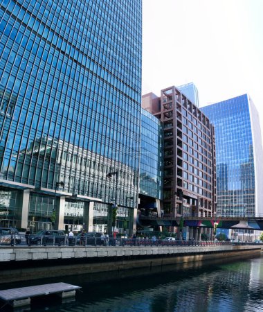 Foto de Vista panorámica de bajo ángulo de los edificios Canary Wharf en el centro de Londres City of England Gran Bretaña. La filmación fue capturada el 08-junio-2023 durante el día despejado. - Imagen libre de derechos