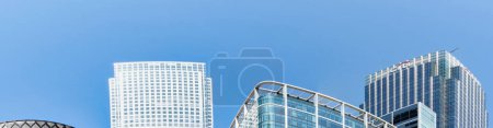 Téléchargez les photos : Vue panoramique à faible angle des bâtiments de Canary Wharf au centre de Londres City of England Grande-Bretagne. La séquence a été capturée le 08-juin-2023 par temps clair. - en image libre de droit