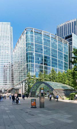 Foto de Vista panorámica de bajo ángulo de los edificios Canary Wharf en el centro de Londres City of England Gran Bretaña. La filmación fue capturada el 08-junio-2023 durante el día despejado. - Imagen libre de derechos