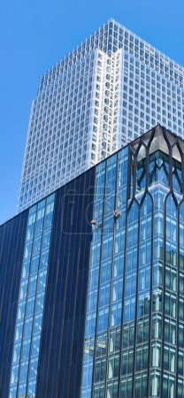 Téléchargez les photos : Vue Panoramique Verticale Basse Angle de Canary Wharf Central London City avec Bâtiments Hauts, Route, Personnes dans le quartier le plus cher de Londres City of England Royaume-Uni. La séquence a été capturée le 08-juin-2023 - en image libre de droit