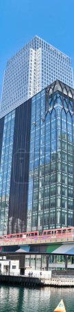 Foto de Vista panorámica vertical de bajo ángulo de Canary Wharf Central London City con edificios altos, carretera, gente en la zona más cara de la ciudad de Londres de Inglaterra Reino Unido. La filmación fue capturada el 08-junio-2023 - Imagen libre de derechos