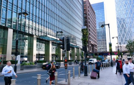 Téléchargez les photos : Londres, Angleterre, Royaume-Uni - 8 juin 2023 : Personnes à Canary Wharf dans le centre de Londres - en image libre de droit