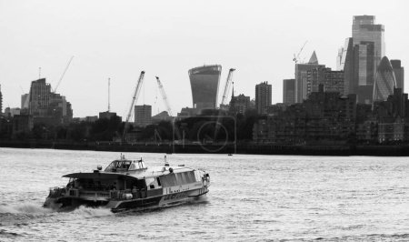 Foto de Londres, Inglaterra, Reino Unido - 8 de junio de 2023: Vista panorámica del río Támesis Central y la ciudad de Londres - Imagen libre de derechos