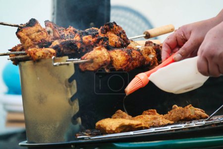 Téléchargez les photos : Cuire la viande sur le gril. barbecue de viande sur les wers. Journée barbecue à la maison - en image libre de droit