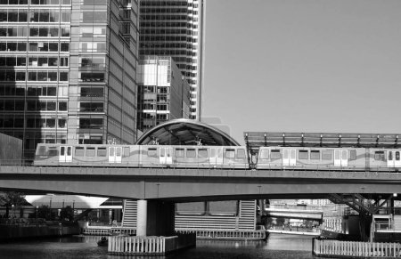 Foto de Londres, Inglaterra, Reino Unido - 8 de junio de 2023: Edificios en Canary Wharf en Londres - Imagen libre de derechos