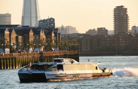 Téléchargez les photos : Londres, Angleterre, Royaume-Uni - 8 juin 2023 : Tamise à Canary Wharf - en image libre de droit