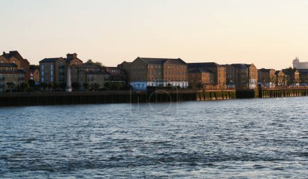 Foto de Londres, Inglaterra, Reino Unido - 8 de junio de 2023: River Thames at Canary Wharf - Imagen libre de derechos