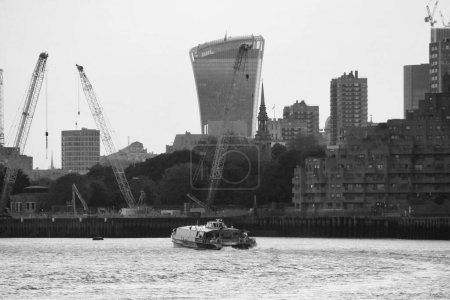 Foto de Londres, Inglaterra, Reino Unido - 8 de junio de 2023: River Thames at Canary Wharf - Imagen libre de derechos