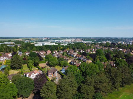 Téléchargez les photos : Luton, Angleterre, Royaume-Uni - 13 juin 2023 : Vue aérienne panoramique de Stockwood Park - en image libre de droit