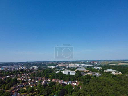Téléchargez les photos : Luton, Angleterre, Royaume-Uni - 13 juin 2023 : Vue aérienne panoramique de Stockwood Park - en image libre de droit