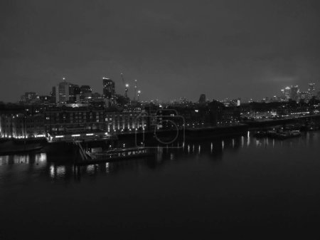 Foto de Vista en ángulo alto del río Támesis en el Puente de Londres, en el centro de Londres Capital de Inglaterra Gran Bretaña Reino Unido, el lugar de atracción turística más atractivo capturado el 06 de junio de 2023 - Imagen libre de derechos