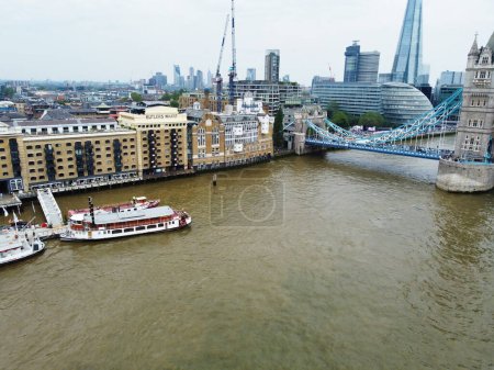 Téléchargez les photos : Vue à angle élevé de la Tamise au pont de Londres, centre de Londres Capitale de l'Angleterre Grande-Bretagne Royaume-Uni, lieu d'attraction touristique le plus attrayant Capturé le 06 juin 2023 - en image libre de droit