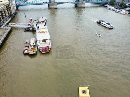 Téléchargez les photos : Vue à angle élevé de la Tamise au pont de Londres, centre de Londres Capitale de l'Angleterre Grande-Bretagne Royaume-Uni, lieu d'attraction touristique le plus attrayant Capturé le 06 juin 2023 - en image libre de droit