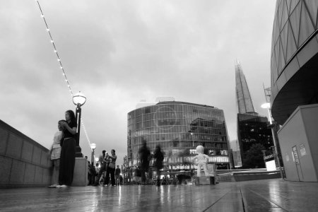 Téléchargez les photos : Londres, Angleterre, Royaume-Uni - 18 juin 2023 : Bâtiments au pont de Londres pendant le coucher du soleil nuageux - en image libre de droit