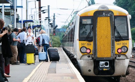 Téléchargez les photos : Hagara, Angleterre, Royaume-Uni - 18 juin 2023 : Les gens attendent le train sur la plate-forme de la gare de Hagara - en image libre de droit