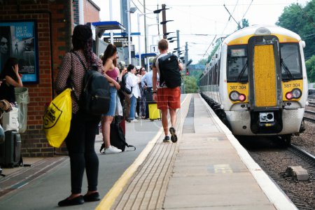 Téléchargez les photos : Hagara, Angleterre, Royaume-Uni - 18 juin 2023 : Les gens attendent le train sur la plate-forme de la gare de Hagara - en image libre de droit