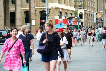 Téléchargez les photos : Londres, Angleterre, Royaume-Uni - 8 juin 2023 : Personnes à la gare de London Bridge - en image libre de droit
