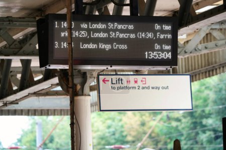 Foto de Hitchin, Inglaterra, Reino Unido - 18 de junio de 2023: Hitchin Train Station and Platform - Imagen libre de derechos
