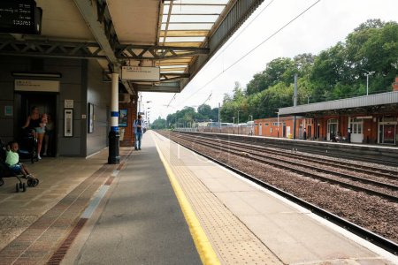 Téléchargez les photos : Hitchin, Angleterre, Royaume-Uni - 18 Juin 2023 : Hitchin Train Station and Platform - en image libre de droit