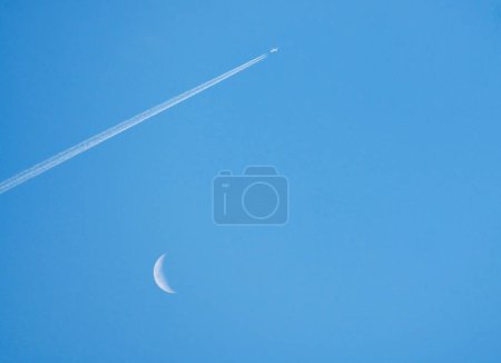 Téléchargez les photos : Lune dans le ciel bleu - en image libre de droit