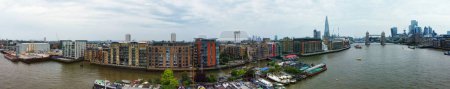 Téléchargez les photos : Londres, Angleterre, Royaume-Uni - 8 juin 2023 : Vue panoramique de la Tamise et du pont de Londres dans le centre de Londres - en image libre de droit