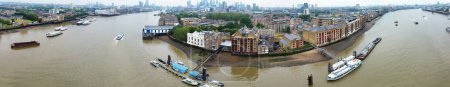 Téléchargez les photos : Londres, Angleterre, Royaume-Uni - 8 juin 2023 : Vue panoramique de la Tamise et du pont de Londres dans le centre de Londres - en image libre de droit