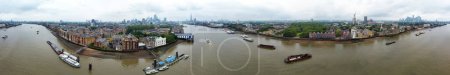 Foto de Londres, Inglaterra, Reino Unido - 8 de junio de 2023: Vista panorámica del río Támesis y el Puente de Londres en el centro de Londres - Imagen libre de derechos