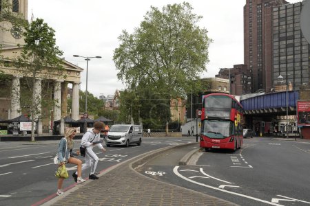 Téléchargez les photos : Vue à angle bas de la ville centrale de Londres occupée et de la route avec les gens et la circulation pendant la journée nuageuse du 30 mai 2023 - en image libre de droit