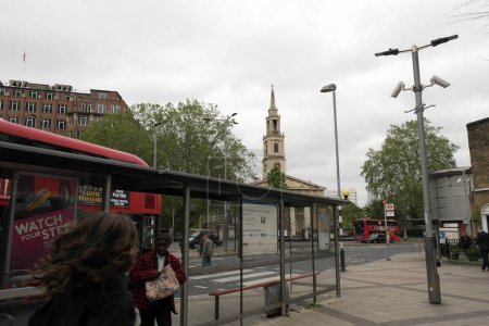 Foto de Vista de ángulo bajo de la concurrida ciudad central de Londres y la carretera con gente y tráfico durante el día nublado del 30 de mayo de 2023 - Imagen libre de derechos