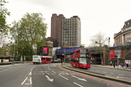 Téléchargez les photos : Vue à angle bas de la ville centrale de Londres occupée et de la route avec les gens et la circulation pendant la journée nuageuse du 30 mai 2023 - en image libre de droit