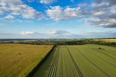 Téléchargez les photos : Vue à angle élevé du paysage de campagne britannique juste avant le coucher du soleil. La séquence a été capturée à Sharpenhoe Clappers Luton, Bedfordshire Angleterre le 24 juin 2023 avec la caméra du drone. - en image libre de droit