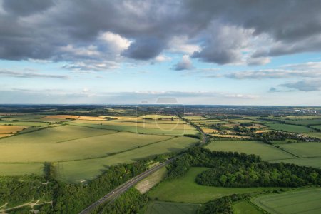 Foto de Vista de ángulo alto del paisaje de la campiña británica durante justo antes de la puesta del sol. La filmación fue capturada en Sharpenhoe Clappers Luton, Bedfordshire Inglaterra el 24 de junio de 2023 con la cámara de Drone. - Imagen libre de derechos