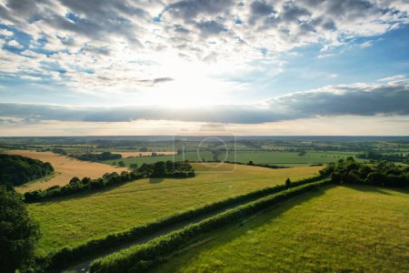 Téléchargez les photos : Vue à angle élevé du paysage de campagne britannique pendant le magnifique coucher de soleil. La séquence a été capturée à Sharpenhoe Clappers Luton, Bedfordshire Angleterre le 24 juin 2023 - en image libre de droit