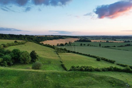 Foto de Vista de ángulo alto del paisaje de la campiña británica durante la hermosa puesta del sol. La filmación fue capturada en Sharpenhoe Clappers Luton, Bedfordshire Inglaterra el 24 de junio de 2023 - Imagen libre de derechos