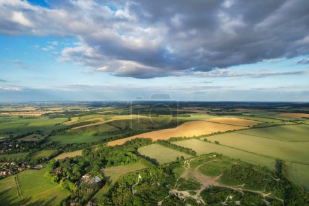 Téléchargez les photos : Vue à angle élevé du paysage de campagne britannique pendant le magnifique coucher de soleil. La séquence a été capturée à Sharpenhoe Clappers Luton, Bedfordshire Angleterre le 24 juin 2023 - en image libre de droit