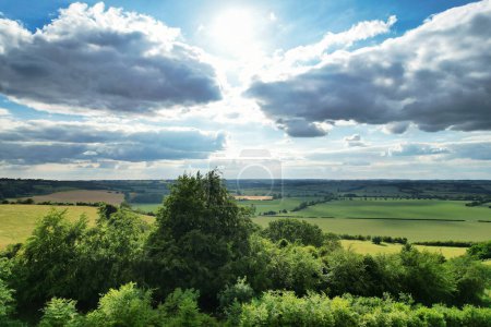 Foto de Vista de ángulo alto del paisaje de la campiña británica durante la hermosa puesta del sol. La filmación fue capturada en Sharpenhoe Clappers Luton, Bedfordshire Inglaterra el 24 de junio de 2023 - Imagen libre de derechos