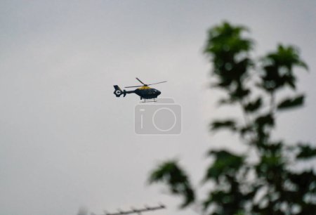 Téléchargez les photos : Londres, Angleterre, Royaume-Uni - 28 juin 2023 : Hélicoptère de police dans les airs - en image libre de droit