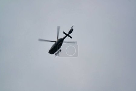 Foto de Londres, Inglaterra, Reino Unido - 28 de junio de 2023: Helicóptero policial en el aire - Imagen libre de derechos