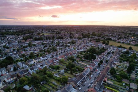 Téléchargez les photos : Luton, Angleterre, Royaume-Uni - 3 juillet 2023 : Vue Aérienne du Coucher De Soleil Orange sur Luton City - en image libre de droit