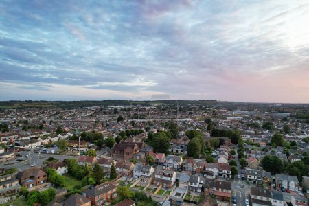Foto de Luton, Inglaterra, Reino Unido - 3 de julio de 2023: Vista aérea de Orange Sunset View sobre Luton City - Imagen libre de derechos