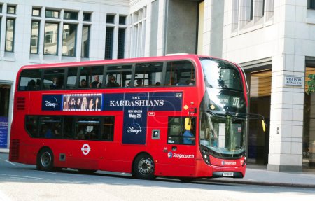 Téléchargez les photos : Londres, Angleterre, Royaume-Uni - 8 juin 2023 : Route et circulation à Canary Wharf - en image libre de droit