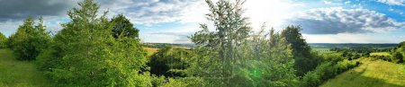 Téléchargez les photos : Vue panoramique à grand angle du paysage de campagne britannique pendant le magnifique coucher de soleil. La séquence a été capturée à Sharpenhoe Clappers Luton, Bedfordshire Angleterre le 24 juin 2023 - en image libre de droit