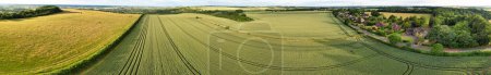 Foto de Vista panorámica de alto ángulo del paisaje de la campiña británica durante la hermosa puesta del sol. La filmación fue capturada en Sharpenhoe Clappers Luton, Bedfordshire Inglaterra el 24 de junio de 2023 - Imagen libre de derechos