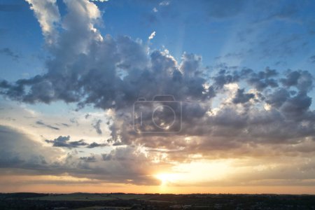 Téléchargez les photos : Vue à angle élevé de Luton City en Angleterre au lever du soleil avec des nuages dramatiques sur le ciel bleu. L'image a été prise avec la caméra du drone le 8 juillet 2023 - en image libre de droit
